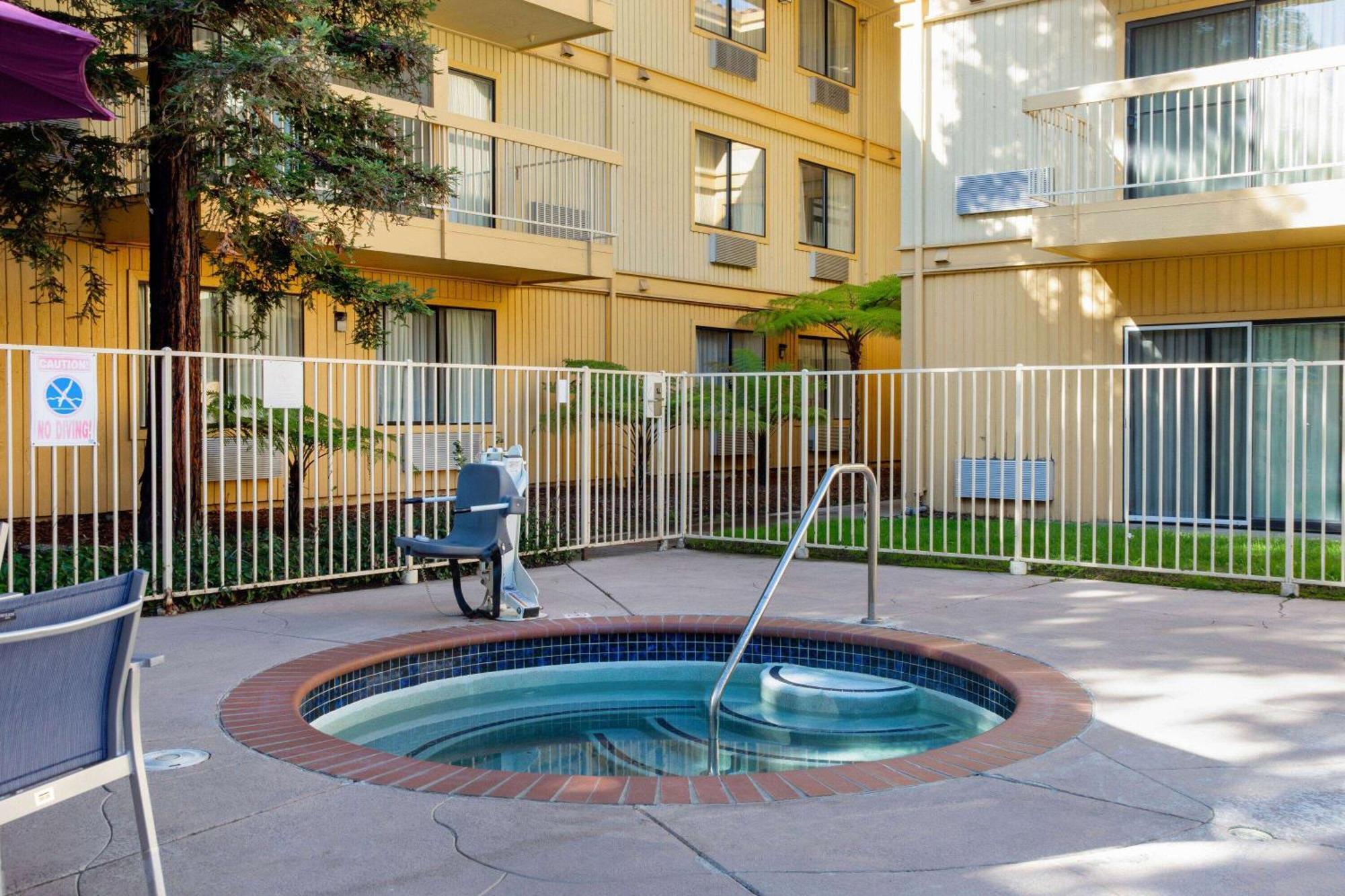 La Quinta By Wyndham Oakland - Hayward Hotel Exterior foto
